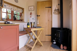 Interior - Shepherd's Hut- Hot Tub- Wellness Spa- Wood Burner (Nottingham)