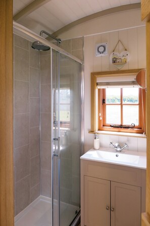 Shower, towels - Shepherd's Hut- Hot Tub- Wellness Spa- Wood Burner (Nottingham)