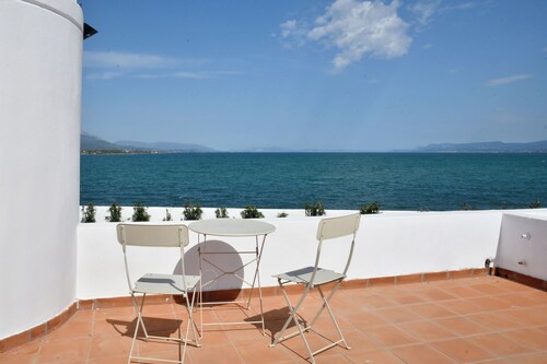 A private,family-friendly estate with pool, garden,and all comforts—near the sea