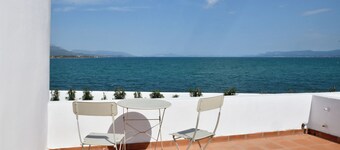 A private,family-friendly estate with pool, garden,and all comforts—near the sea