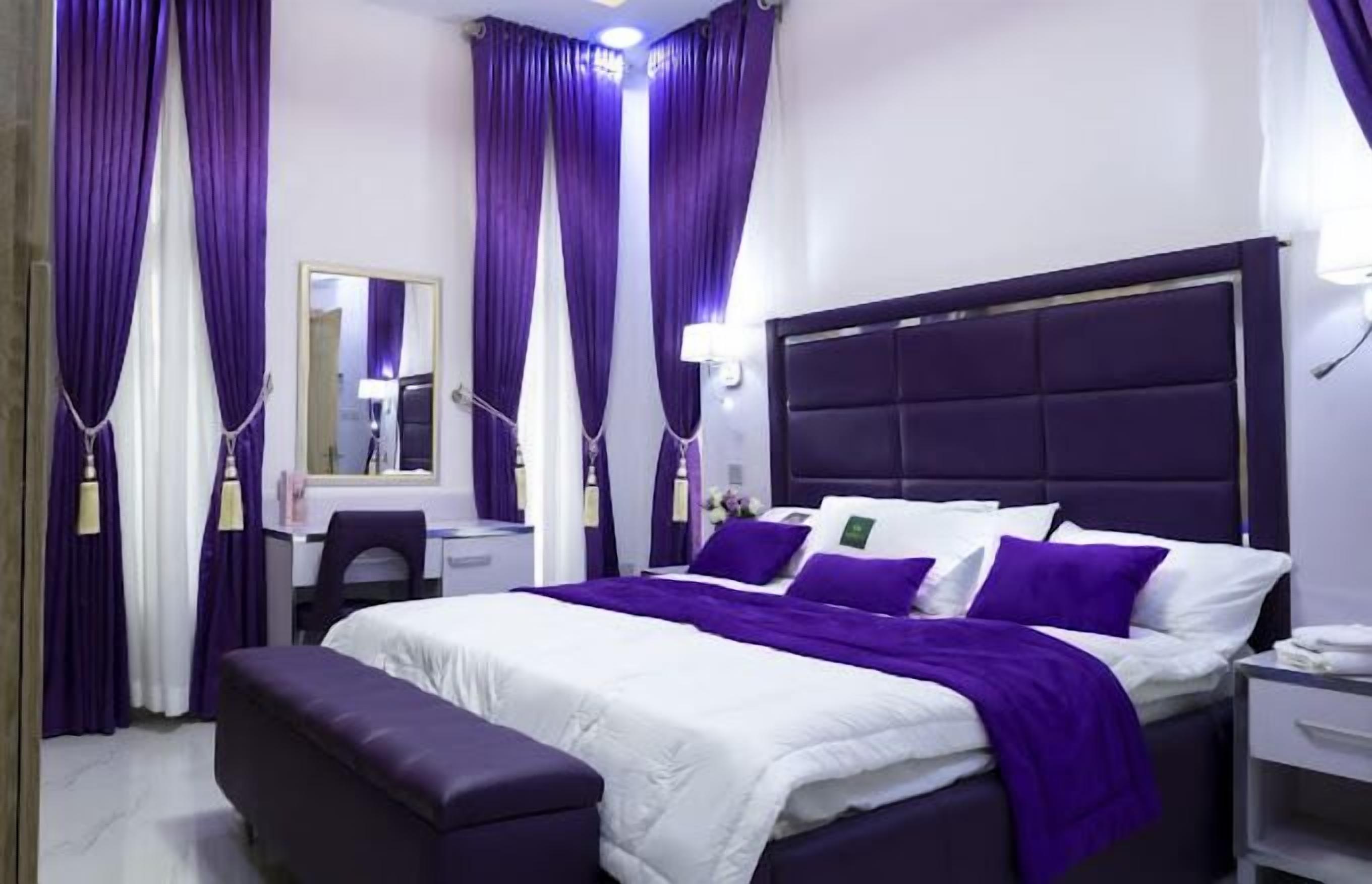 Quarto luxo, sacada, vista para a cidade | Escrivaninha, espaço de trabalho para notebook, cortinas blackout