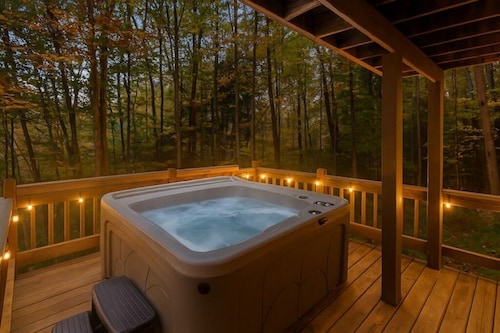 Hot Tub + Pool Table + Resort Access + Fast Wifi