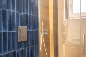 Douche, sèche-cheveux, bidet, serviettes fournies
