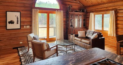 Peaceful Cabin Getaway near Wind Cave and Custer National Park