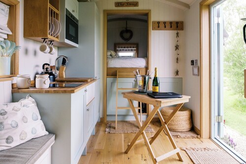 Shepherd's Hut- Hot Tub- Wellness Spa- Wood Burner