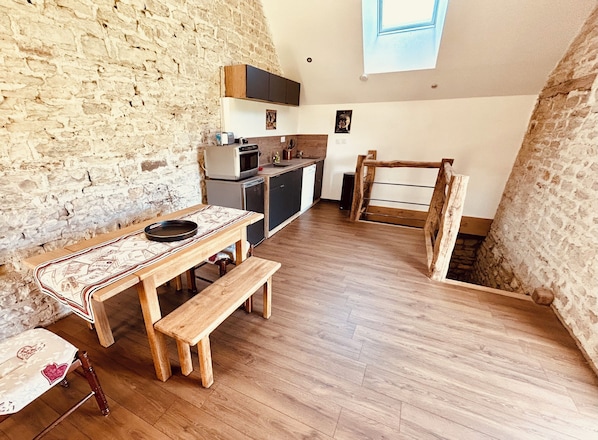 Fridge, microwave, stovetop, dishwasher - Charming house in the heart of Burgundy, close to Beaune and the wine route. (Demigny)