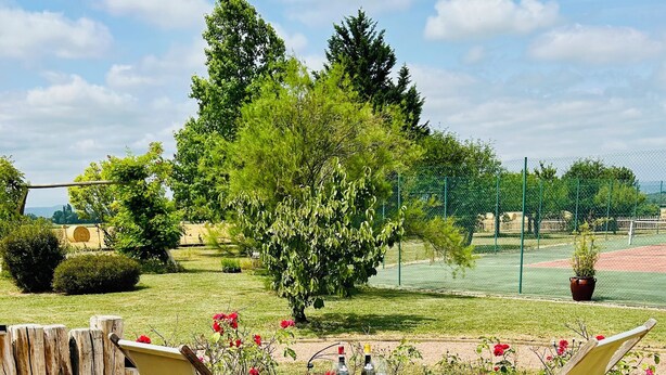 A hot tub on a wooden deck with two lounge chairs and a small table. - Charming house in the heart of Burgundy, close to Beaune and the wine route. (Demigny)