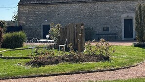 A stone building with a sloped roof, two windows, and a door. - Charming house in the heart of Burgundy, close to Beaune and the wine route. (Demigny)