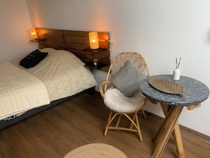 2 bedrooms, iron/ironing board, travel cot, WiFi - Charming house in the heart of Burgundy, close to Beaune and the wine route. (Demigny)