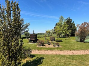 Property grounds - Charming house in the heart of Burgundy, close to Beaune and the wine route. (Demigny)