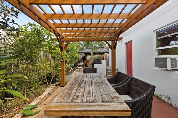 Outdoor dining - 1 bedroom house in charming Hollywood beach with beautiful tropical garden (Hollywood)
