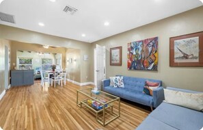 Living area - 1 bedroom house in charming Hollywood beach with beautiful tropical garden (Hollywood)