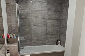 Duschwanne, Komfortbadewanne, Haartrockner, Handtücher
