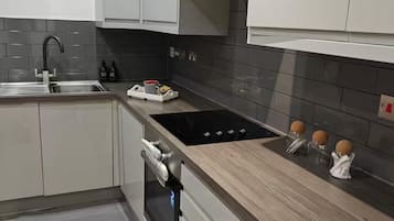 Appartamento | Cucina privata | Frigorifero, forno, piano cottura, lavastoviglie