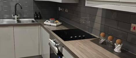 Appartement | Cuisine privée | Réfrigérateur, four, plaque de cuisson, lave-vaisselle