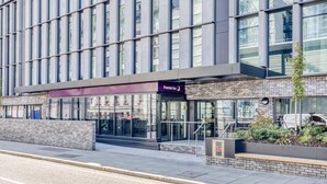 A modern hotel with a brick facade, large windows, and a visible entrance. - Premier Inn London Paddington - Paddington Station (London)