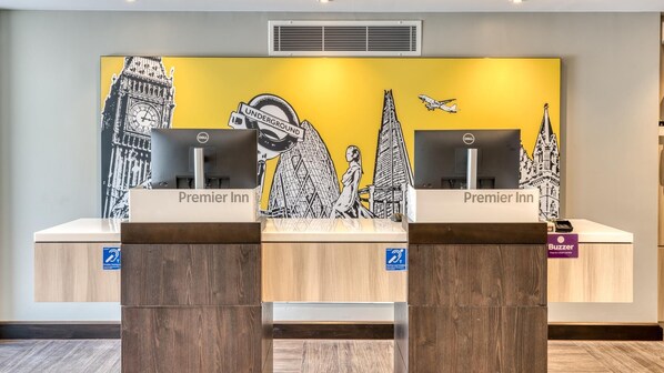 Reception - Premier Inn London Paddington - Paddington Station (London)