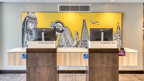 Reception - Premier Inn London Paddington - Paddington Station (London)