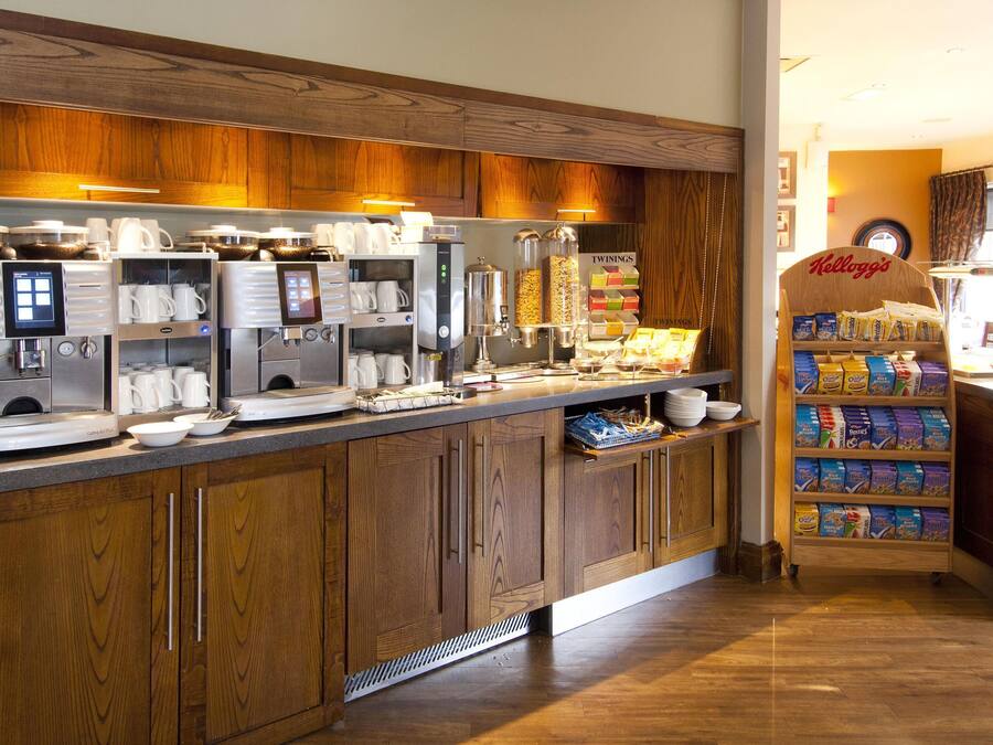 Menyajikan masakan internasional