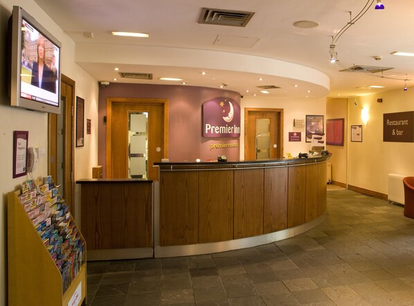 Reception - Premier Inn London Wembley Park (Wembley)