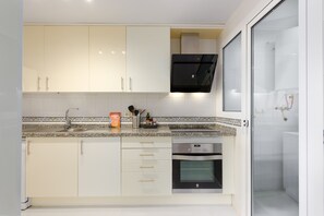 Kühlschrank, Ofen, Geschirrspüler, Wasserkocher mit Kaffee-/Teezubehör