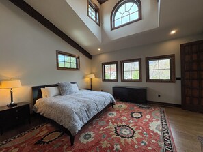 1 bedroom, iron/ironing board, WiFi, bed sheets - Luxury, spacious carriage house walking distance to the Broadmoor Hotel. (Colorado Springs)