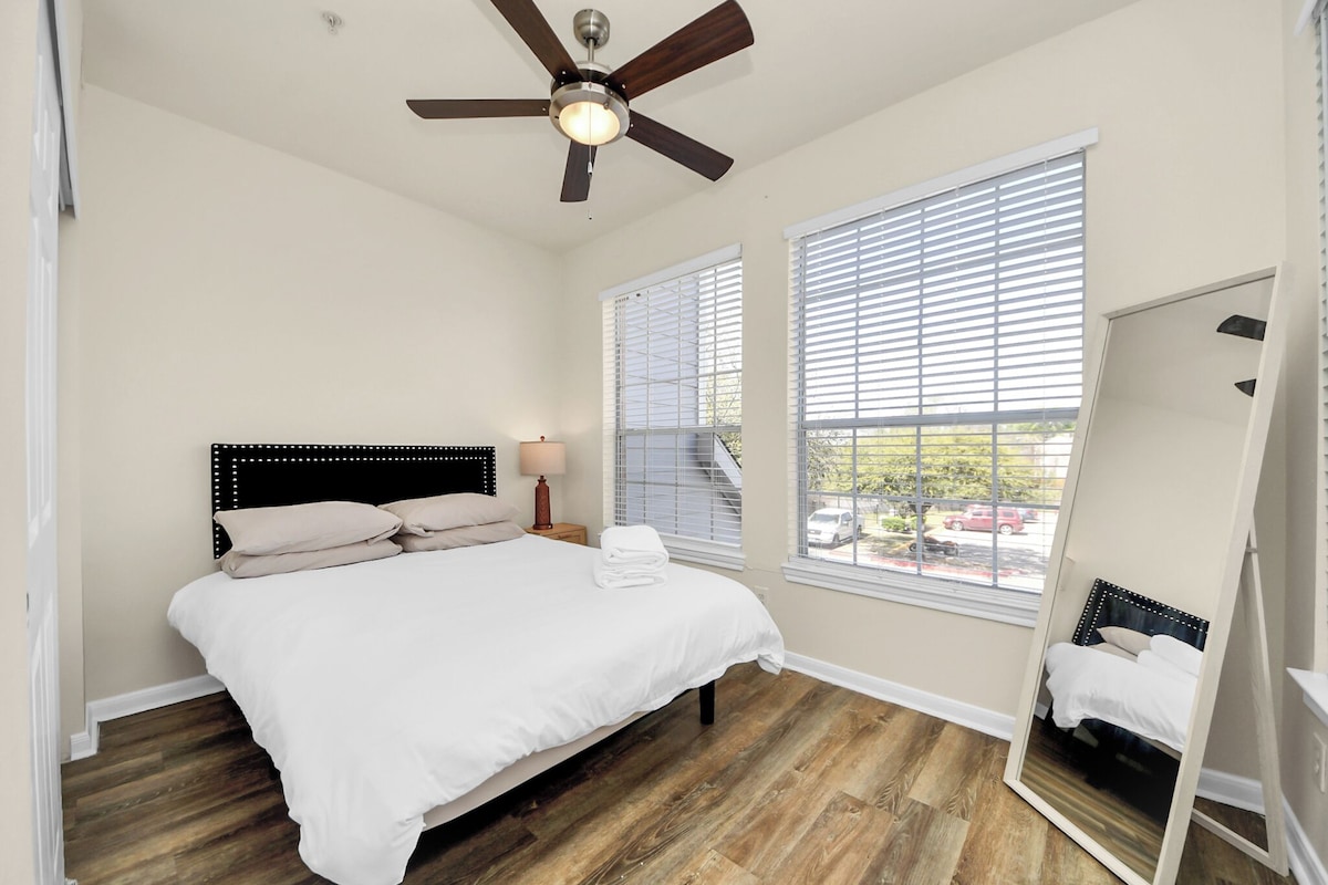 Photo 10 of Comfortable 2-bedroom apartment with High Speed WiFi in S Central Houston