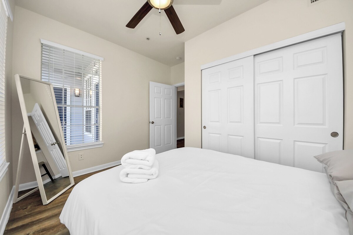 Photo 23 of Comfortable 2-bedroom apartment with High Speed WiFi in S Central Houston