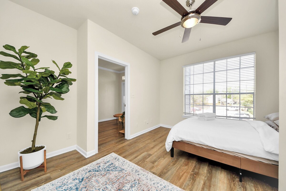 Photo 31 of Comfortable 2-bedroom apartment with High Speed WiFi in S Central Houston