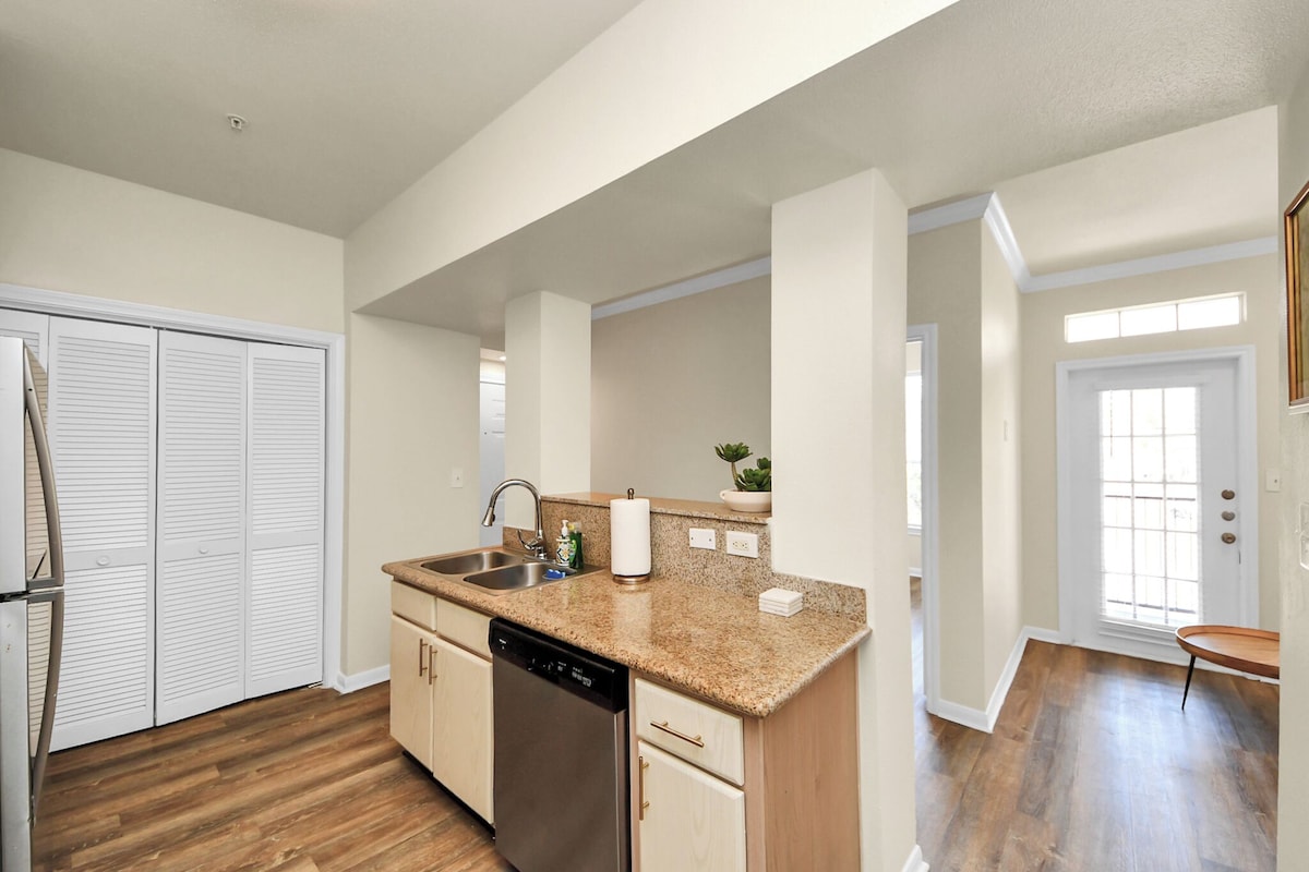 Photo 14 of Comfortable 2-bedroom apartment with High Speed WiFi in S Central Houston