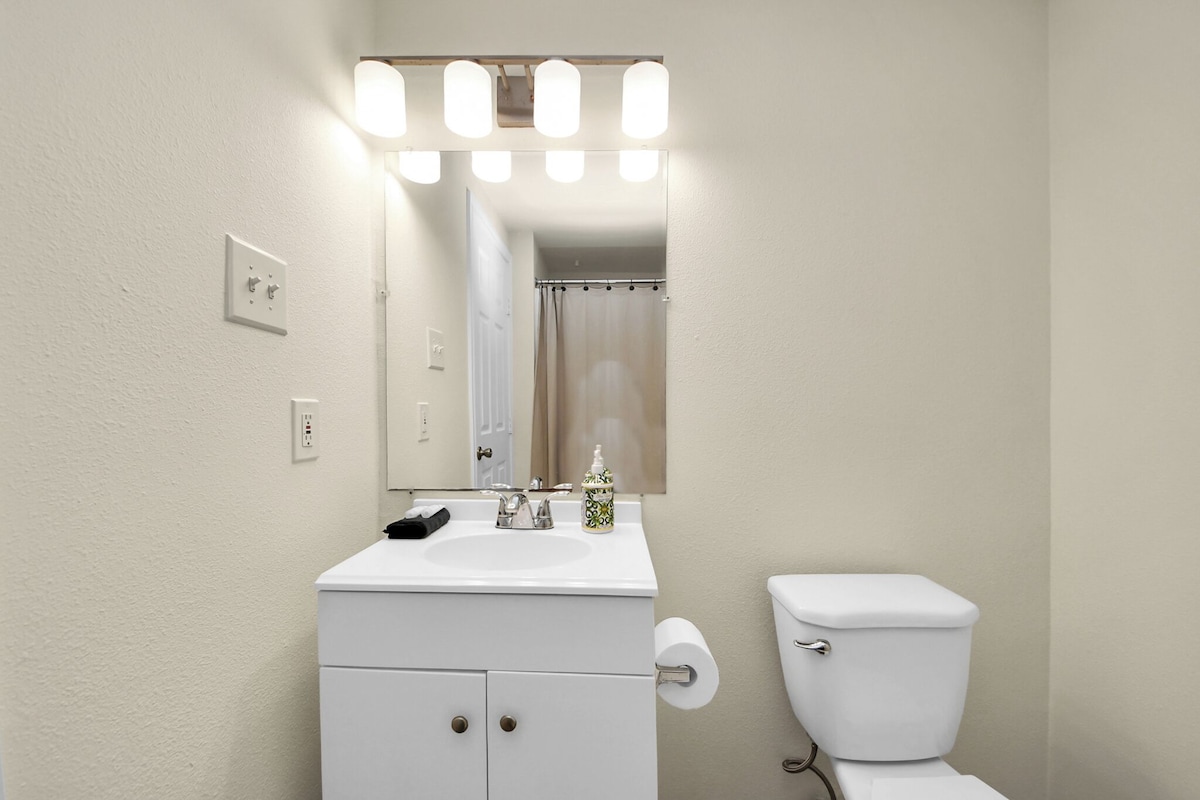 Photo 20 of Comfortable 2-bedroom apartment with High Speed WiFi in S Central Houston