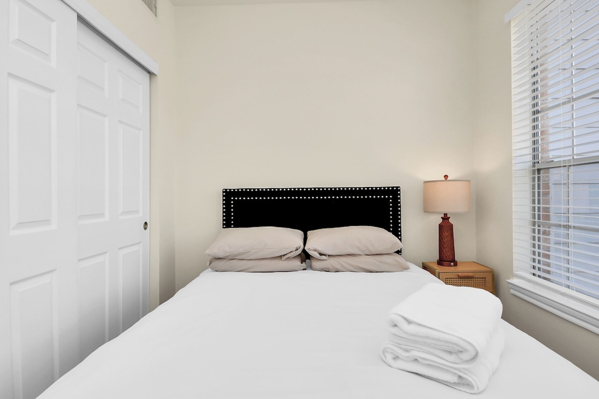 Photo 24 of Comfortable 2-bedroom apartment with High Speed WiFi in S Central Houston