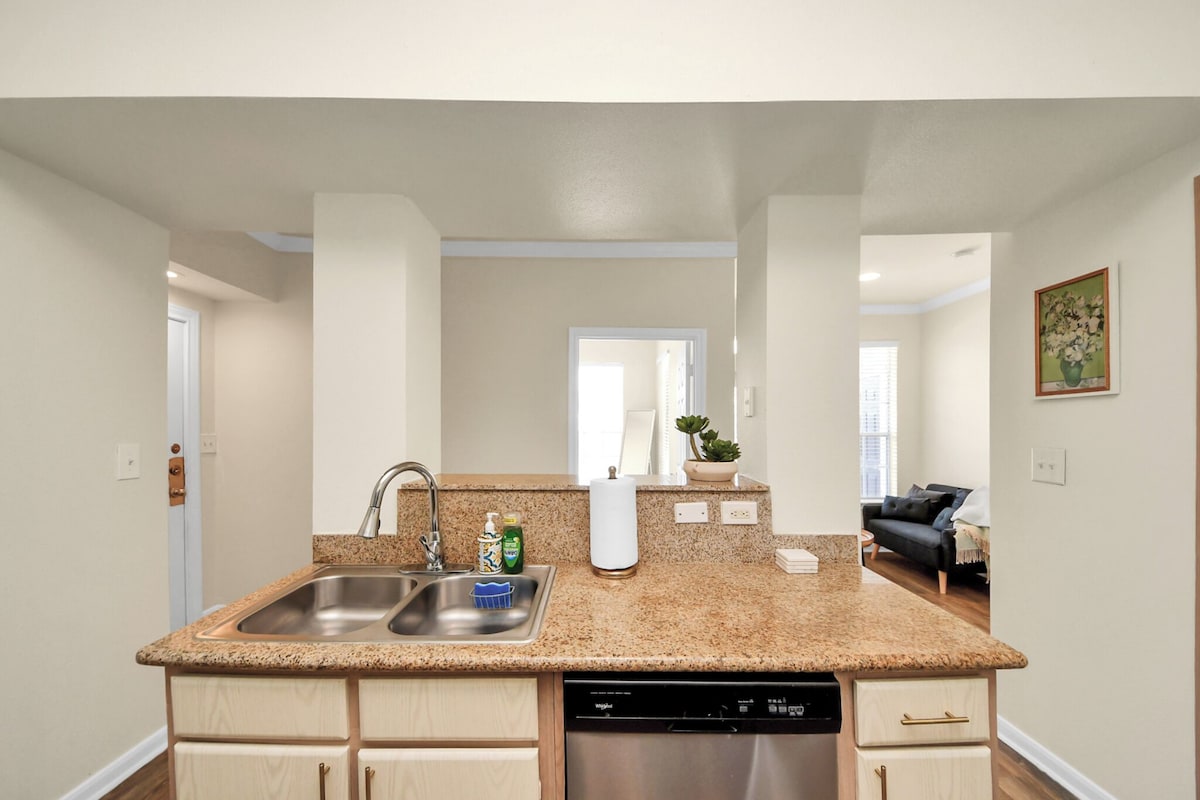 Photo 27 of Comfortable 2-bedroom apartment with High Speed WiFi in S Central Houston