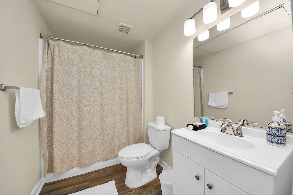 Photo 28 of Comfortable 2-bedroom apartment with High Speed WiFi in S Central Houston