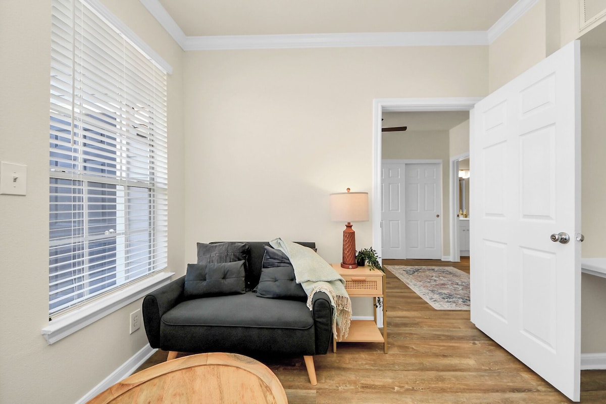 Photo 35 of Comfortable 2-bedroom apartment with High Speed WiFi in S Central Houston