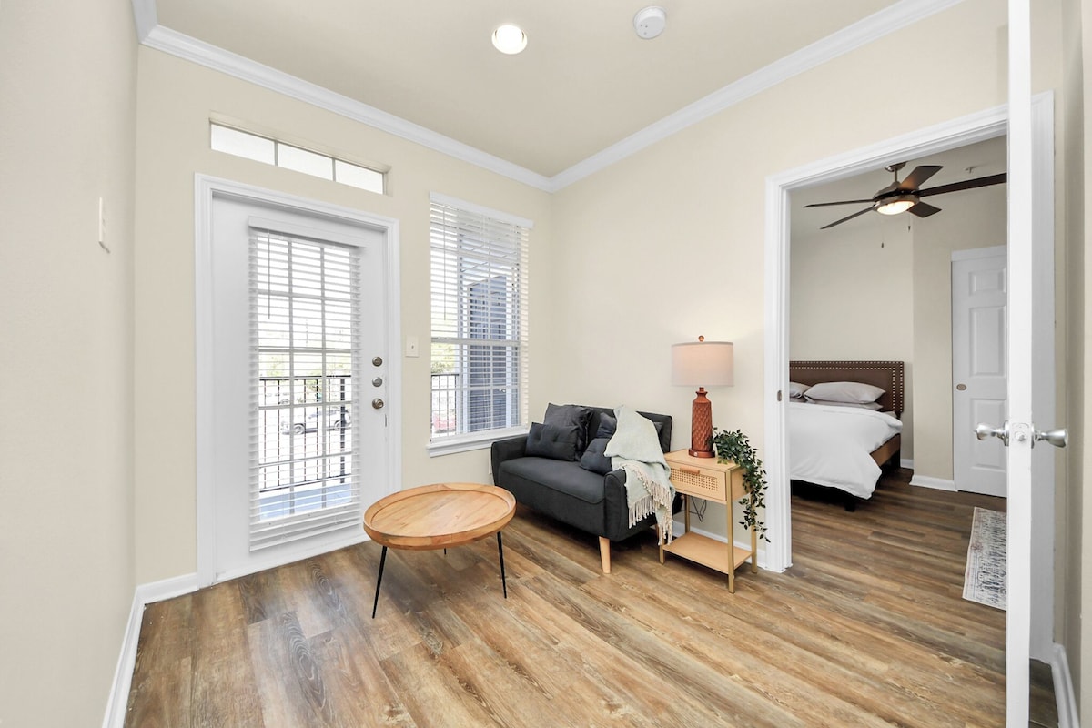 Comfortable 2-bedroom apartment with High Speed WiFi in S Central Houston