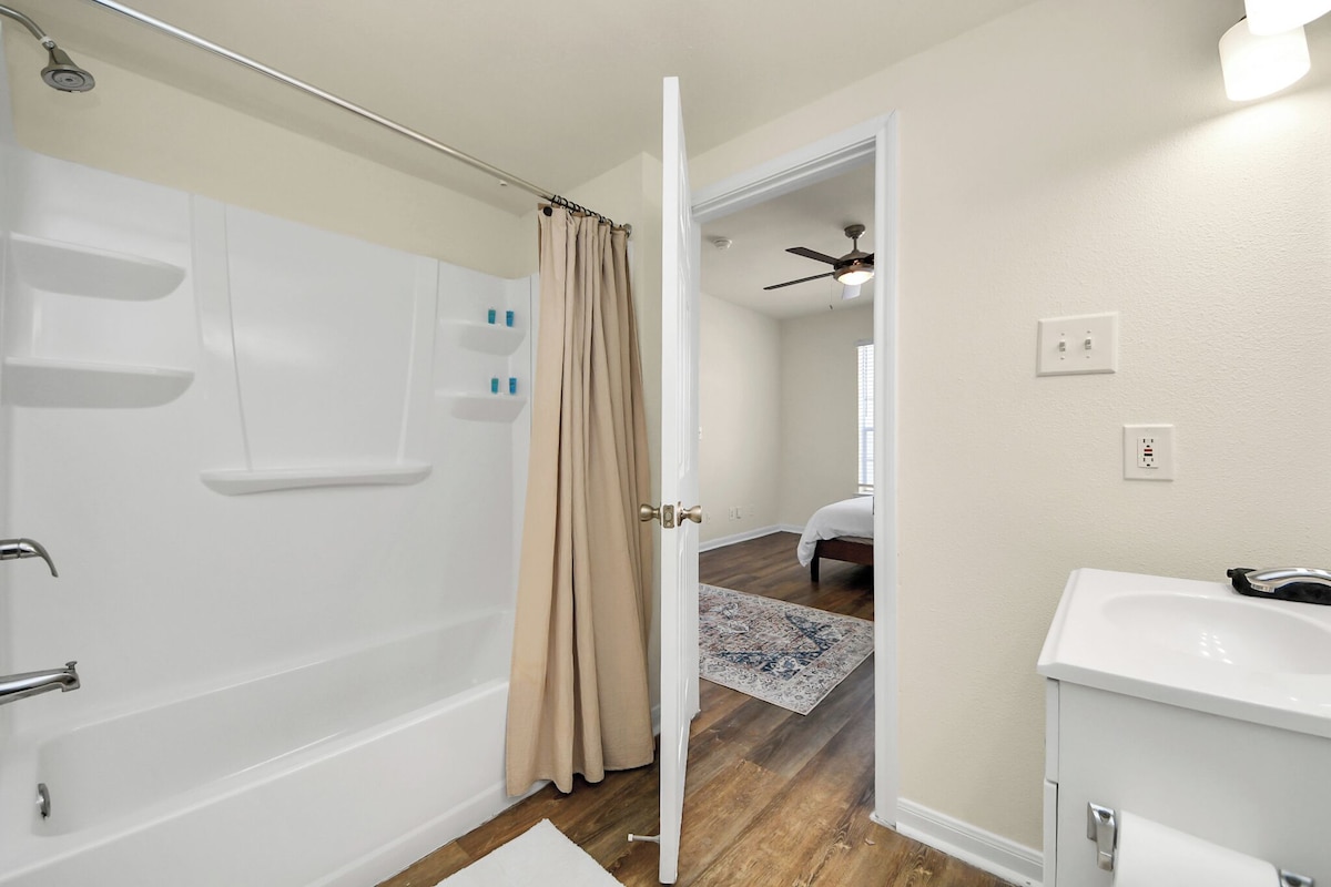 Photo 19 of Comfortable 2-bedroom apartment with High Speed WiFi in S Central Houston