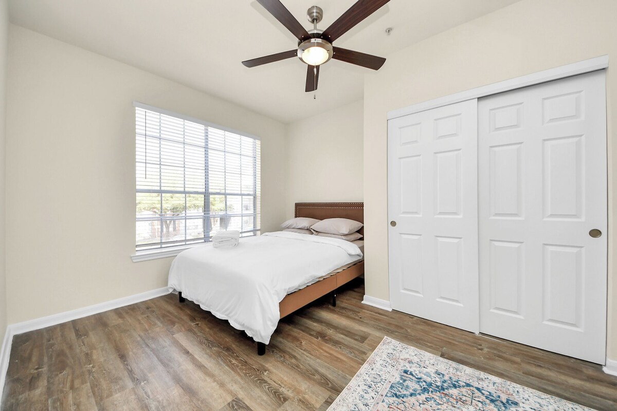 Photo 6 of Comfortable 2-bedroom apartment with High Speed WiFi in S Central Houston