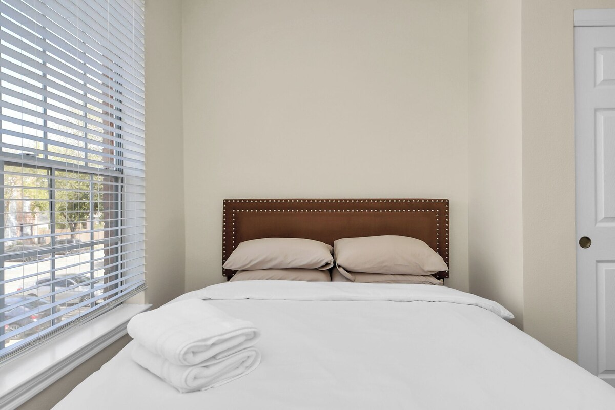 Photo 33 of Comfortable 2-bedroom apartment with High Speed WiFi in S Central Houston