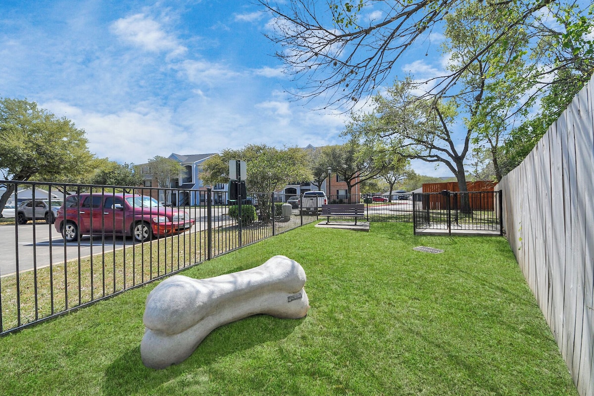 Photo 21 of Comfortable 2-bedroom apartment with High Speed WiFi in S Central Houston