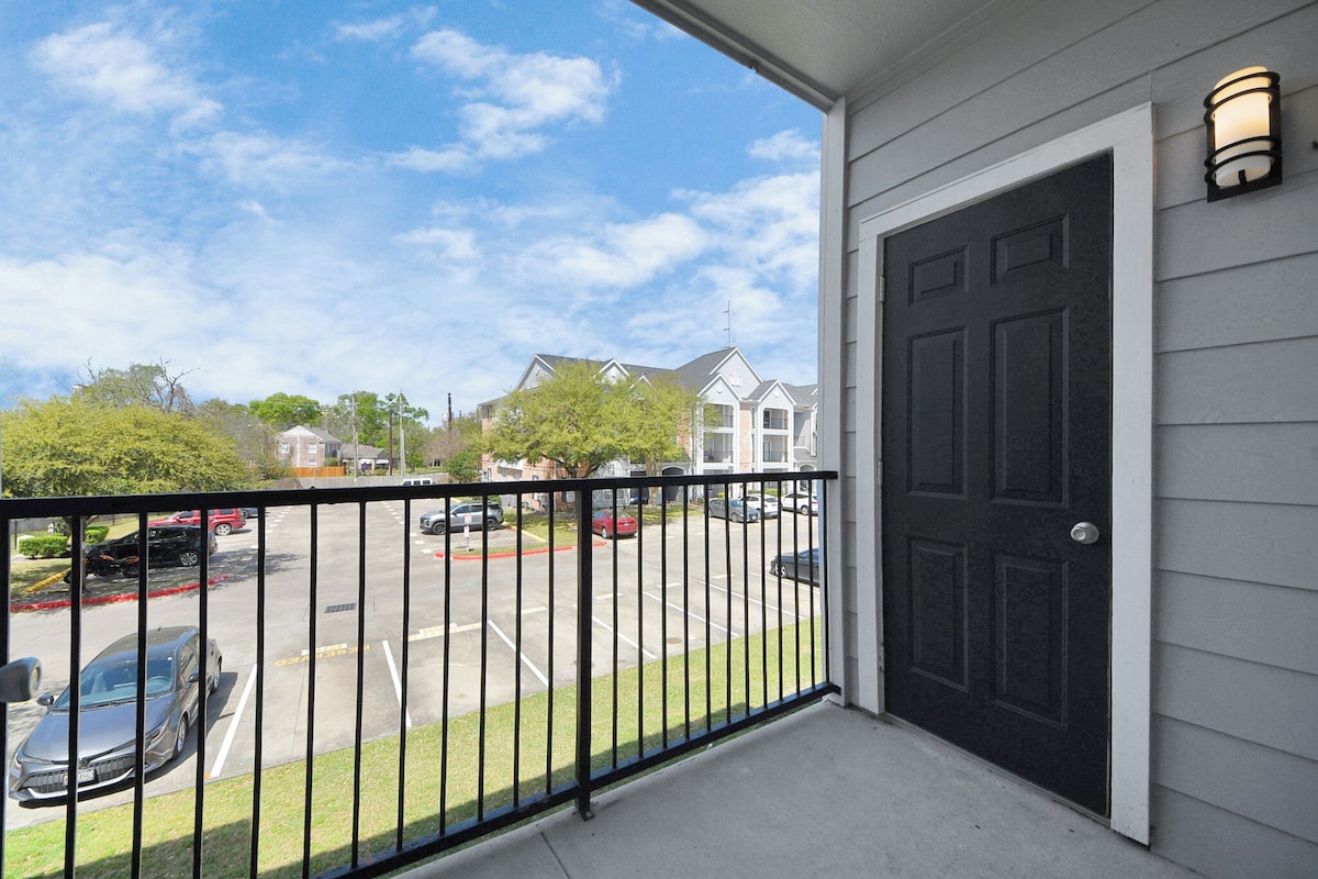 Photo 22 of Comfortable 2-bedroom apartment with High Speed WiFi in S Central Houston