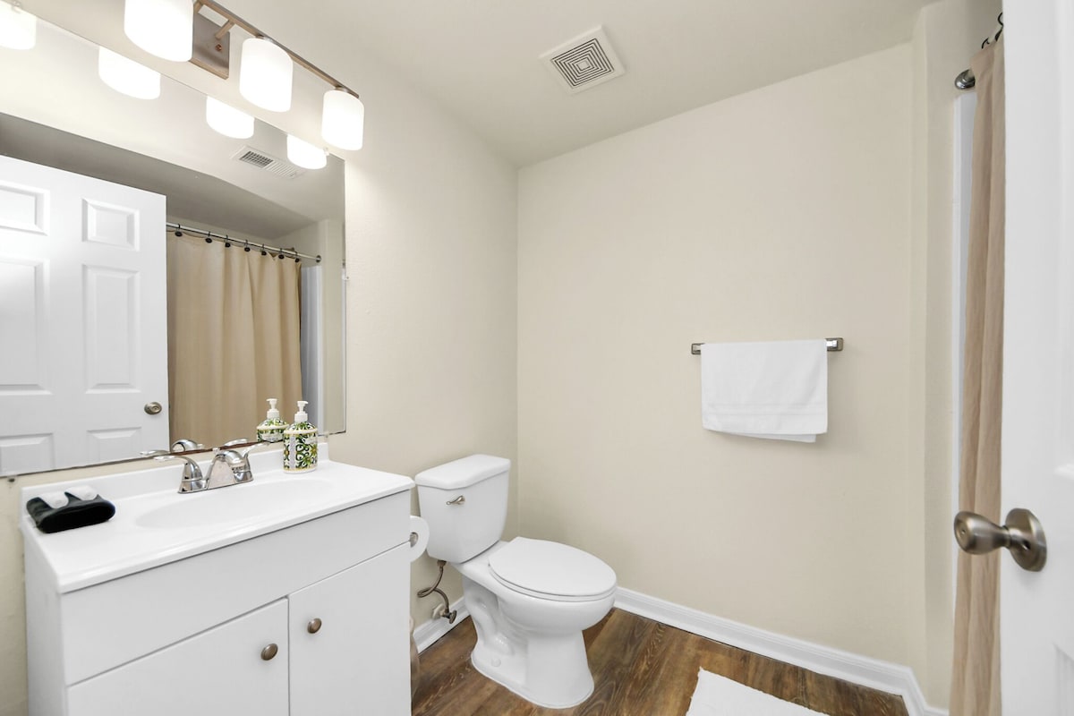 Photo 18 of Comfortable 2-bedroom apartment with High Speed WiFi in S Central Houston
