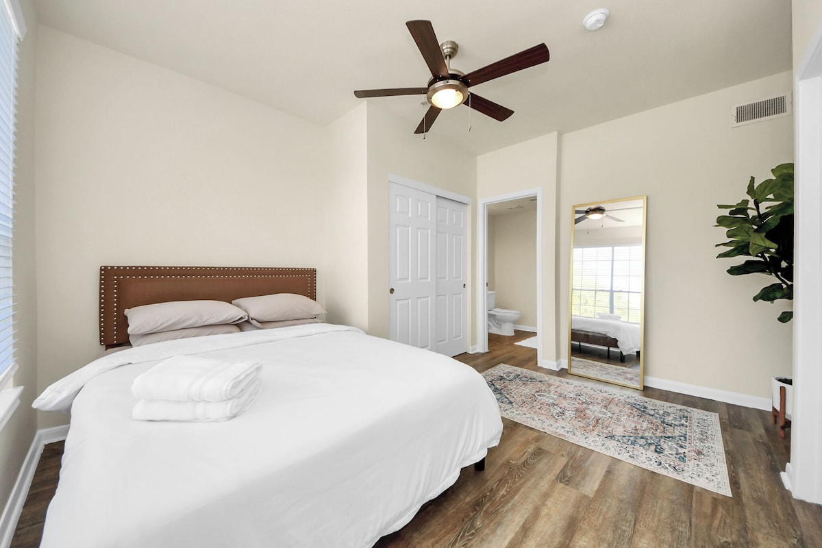 Photo 32 of Comfortable 2-bedroom apartment with High Speed WiFi in S Central Houston