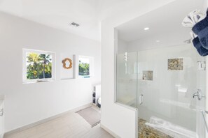 Een douche, een haardroger, handdoeken, zeep