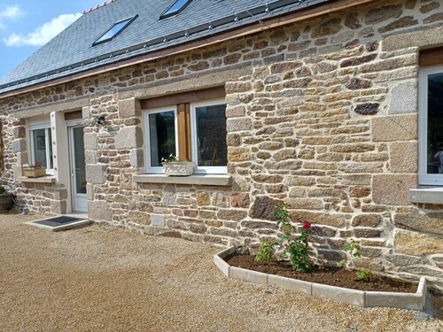Charming 2-bedroom apartment, gardens, WiFi, AC in lovely Camors, Brittany.