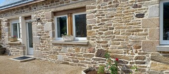 Charming 2-bedroom apartment, gardens, WiFi, AC in lovely Camors, Brittany.