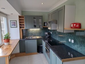 Micro-ondes, four, plaque de cuisson