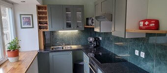 Charming 2-bedroom apartment, gardens, WiFi, AC in lovely Camors, Brittany.