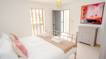 6 dormitorios, tabla de planchar con plancha, cuna de viaje