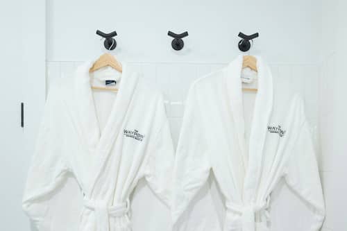 Regadera, amenidades de baño gratuitas, secadora de cabello, batas